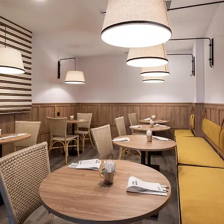 מלון Petit Palace Vargas 2*