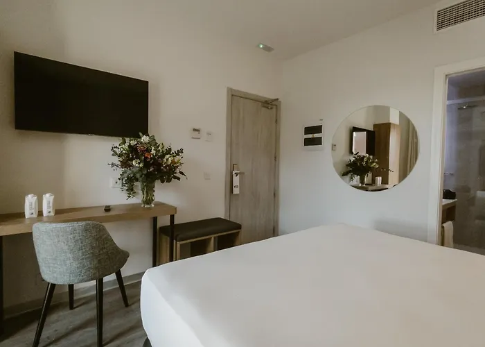 מלון Petit Palace Vargas 2*