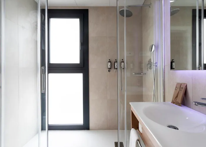 מלון Petit Palace Vargas 2*